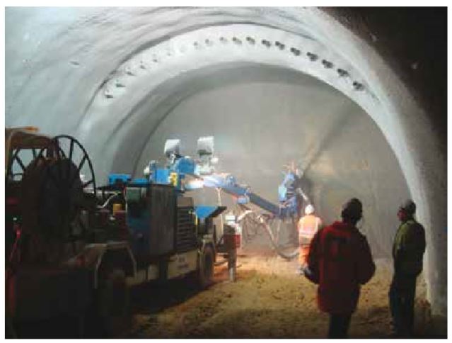 Application of sprayed concrete underneath pipe roof umbrella to construct a tunnel lining