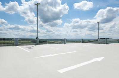 ¿Cómo se puede proteger adecuadamente la superficie de la cubierta de un aparcamiento?