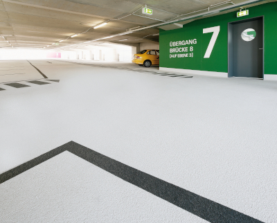 ¿Cómo se puede proteger adecuadamente la superficie de la cubierta de un aparcamiento?